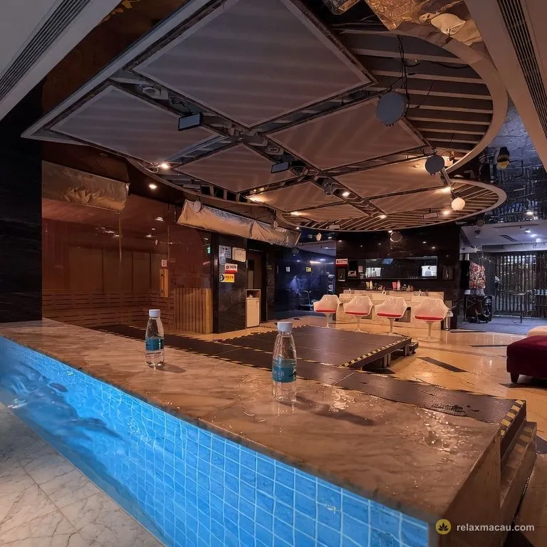 Oceanic Royal Spa poolside bar corner