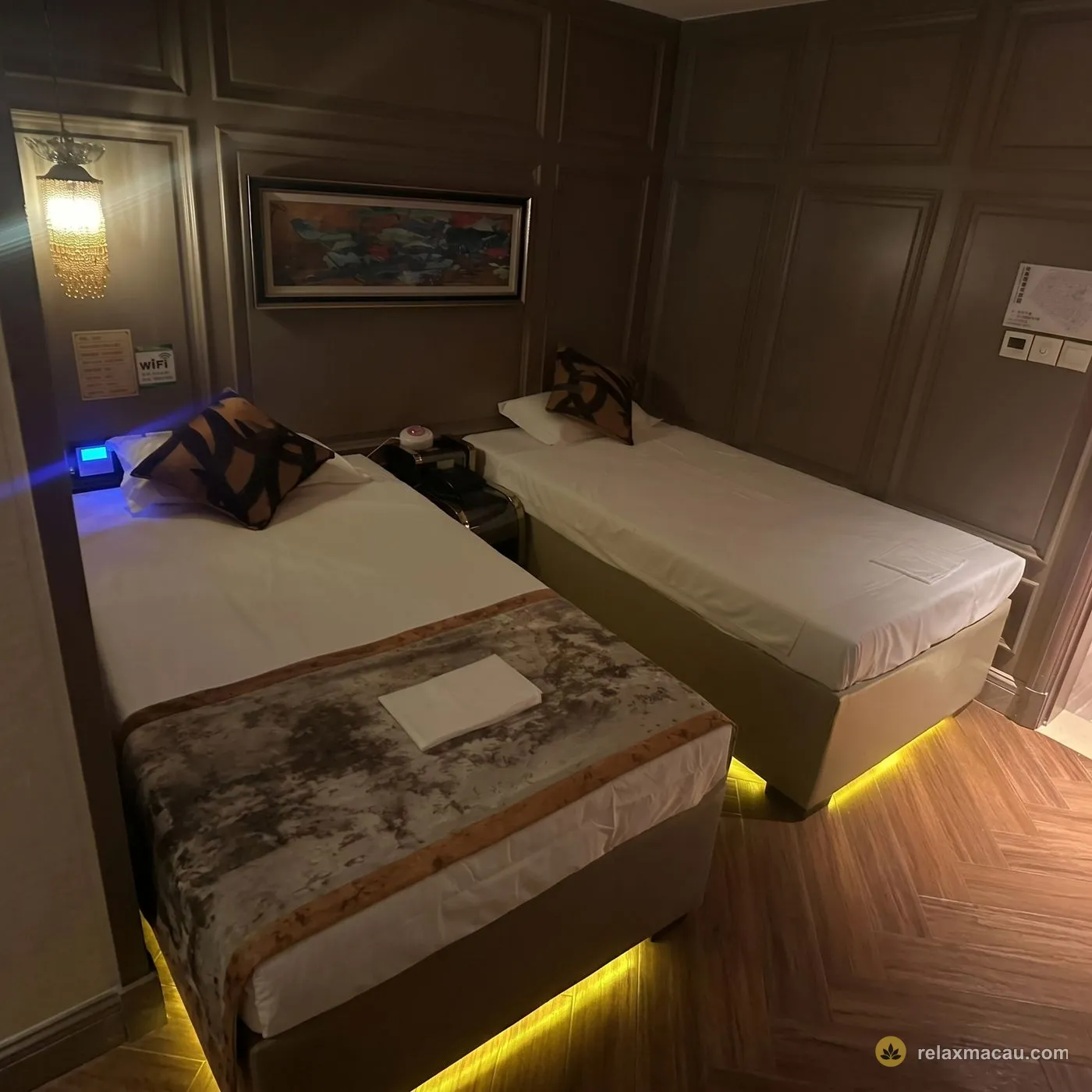Oceanic Royal Spa twin-bed room