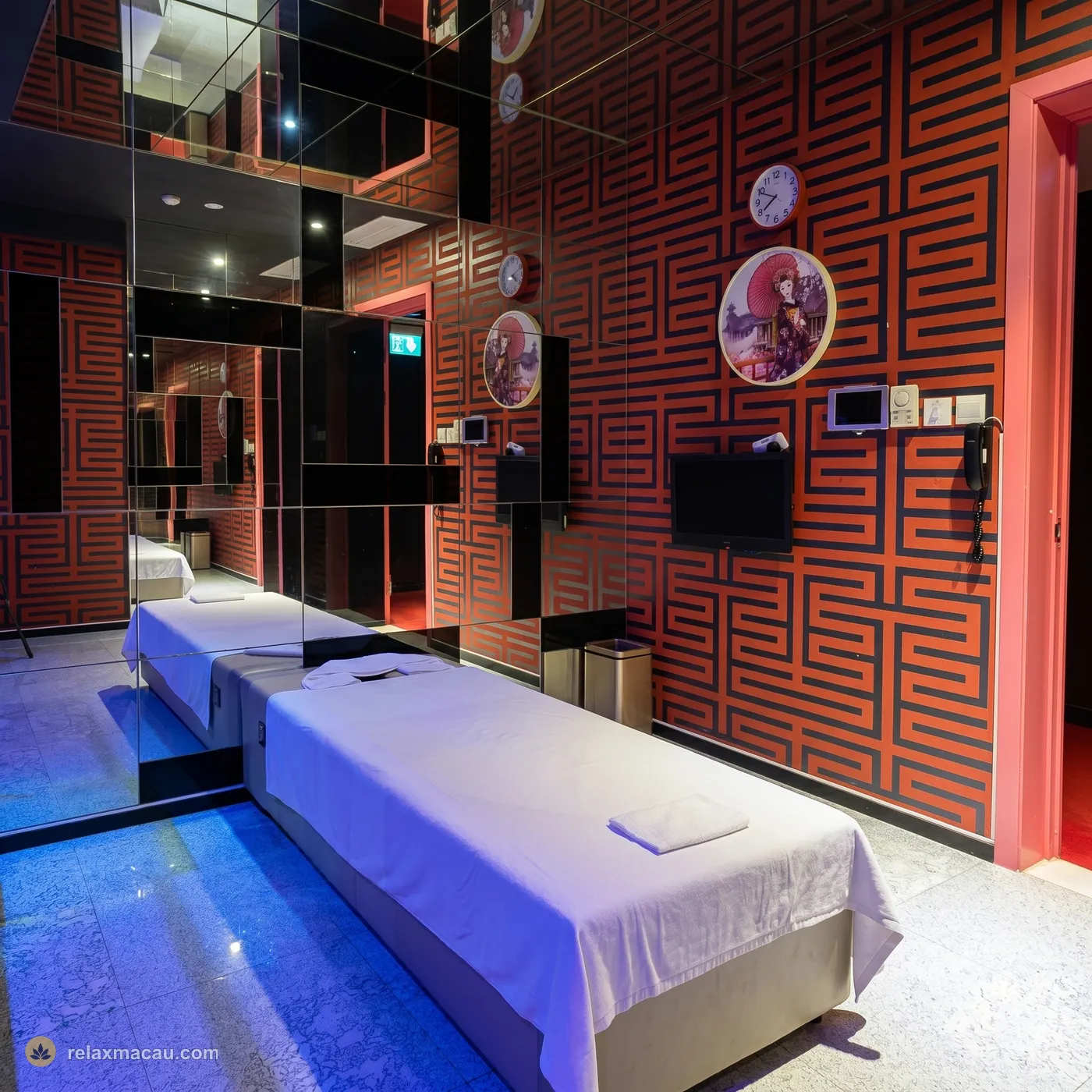 Familia Nobre red-lattice massage room