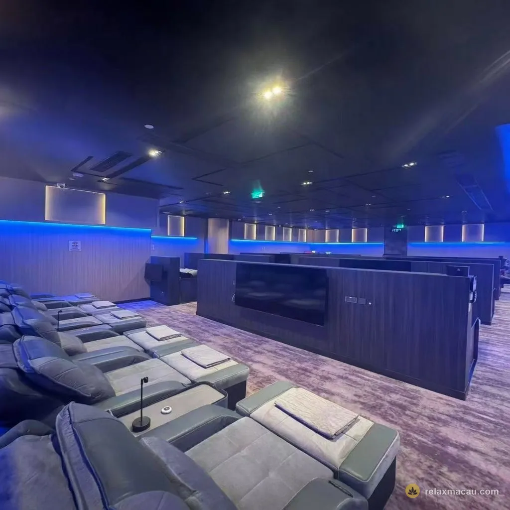 Shang Pin Spa wide recliner lounge