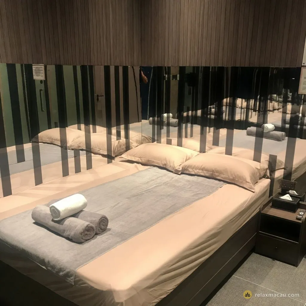 Shang Pin Spa mirror-headboard bedroom
