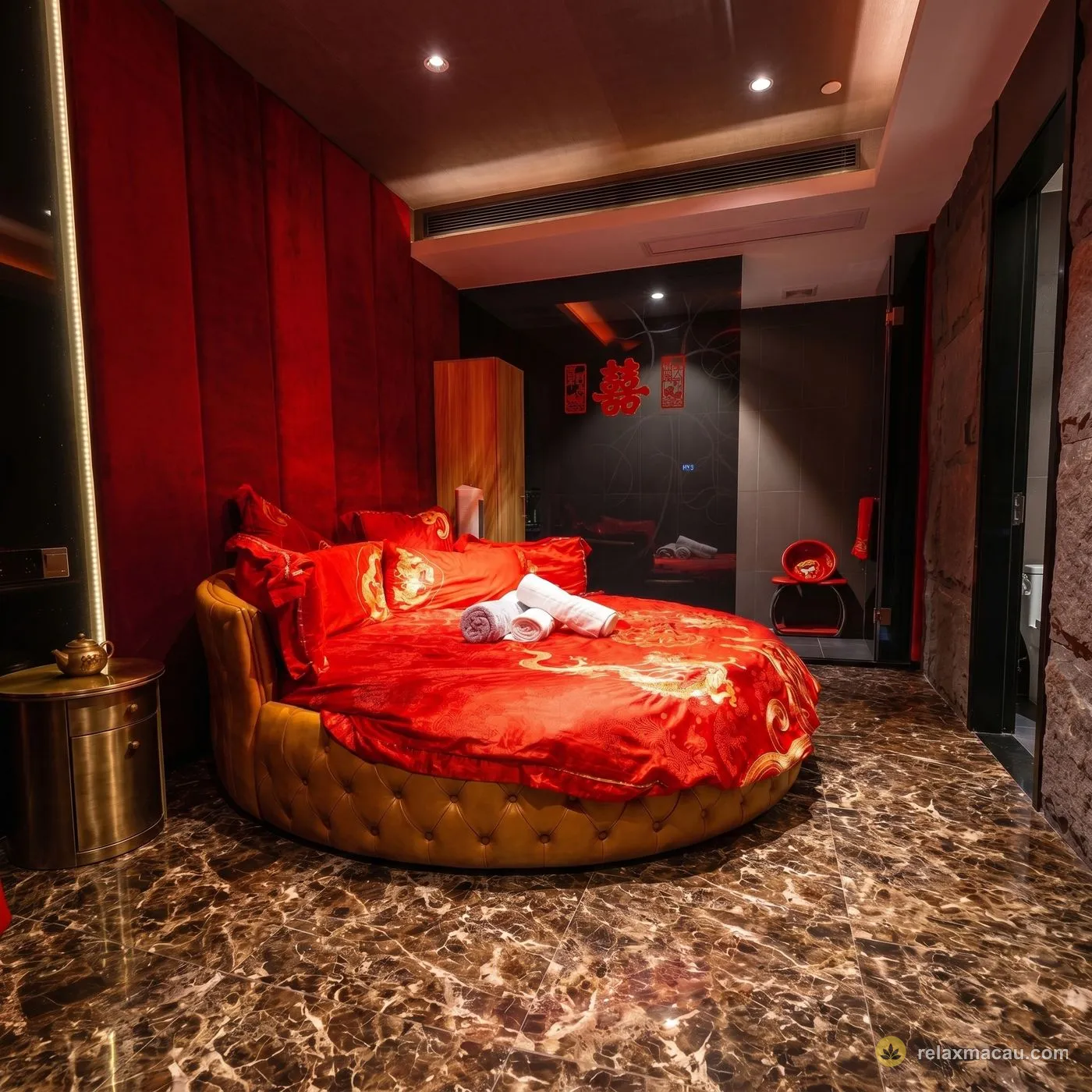 Majesty Spa Chinese marriage-bed themed room