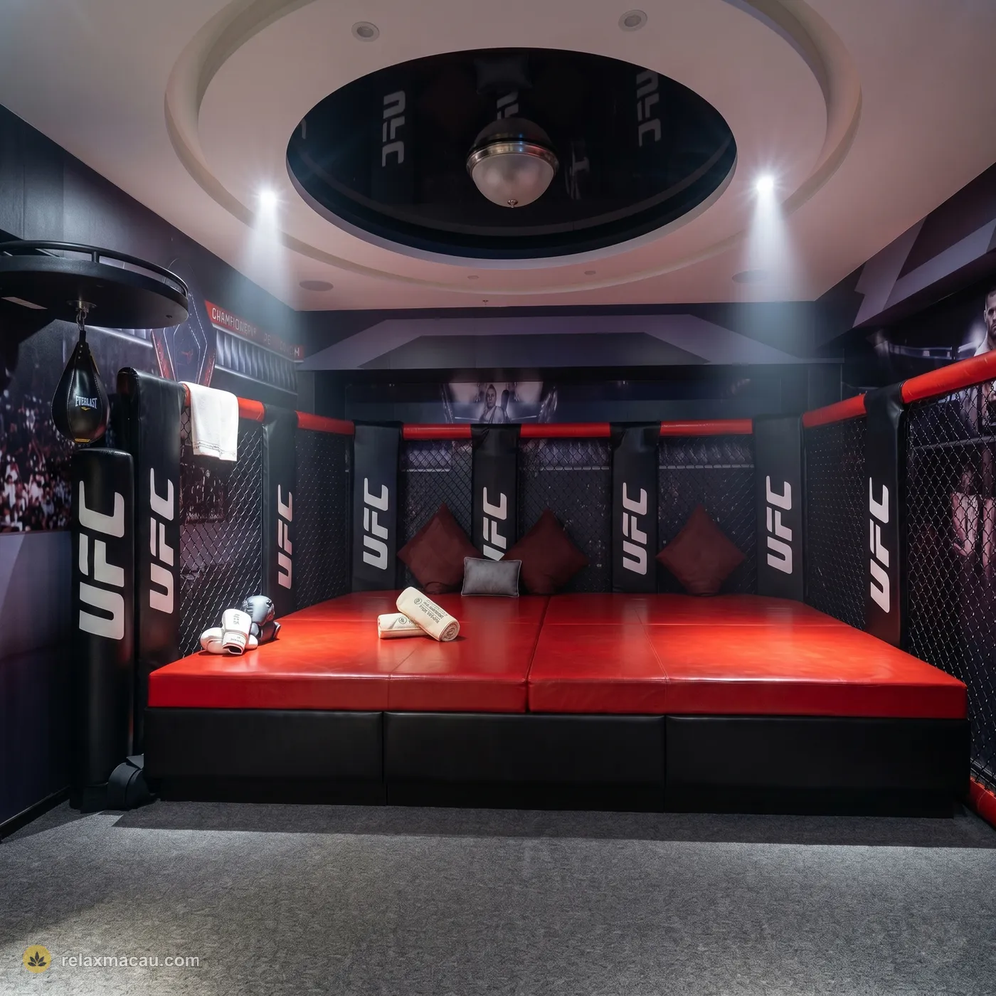 East Castle Spa boxing-ring theme room
