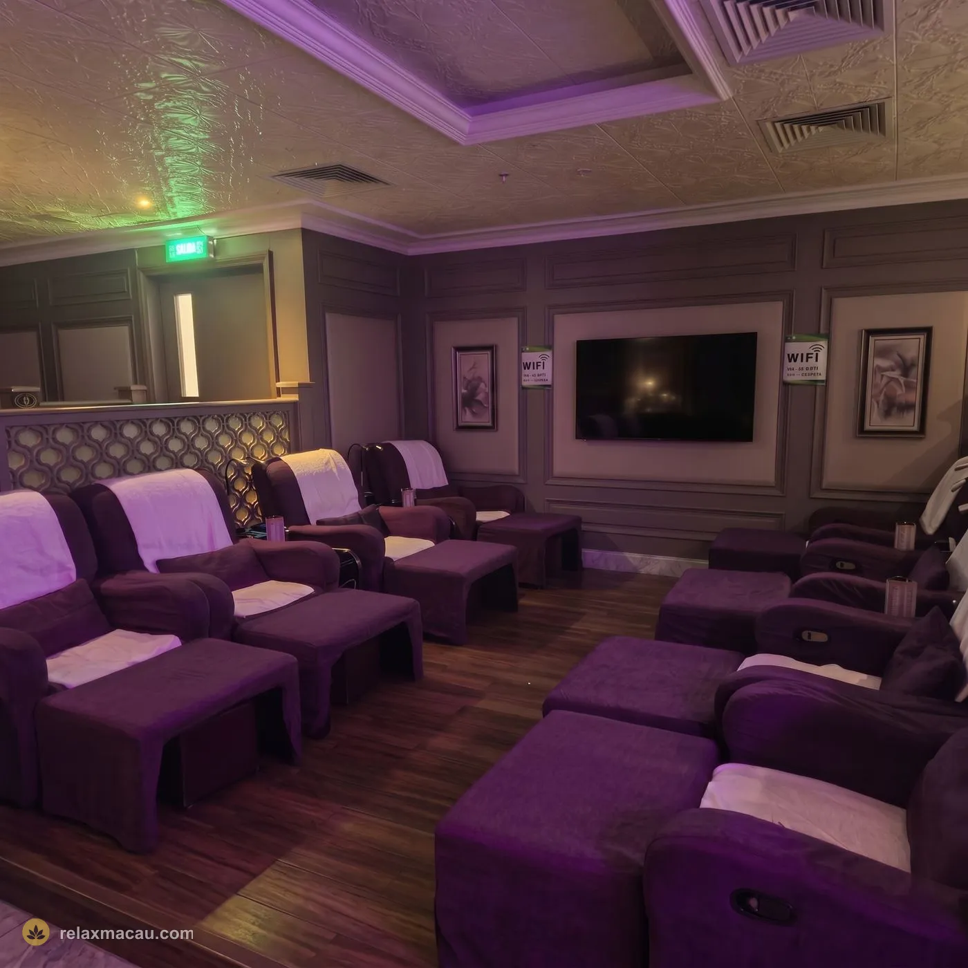 Victoria Sauna massage chair row